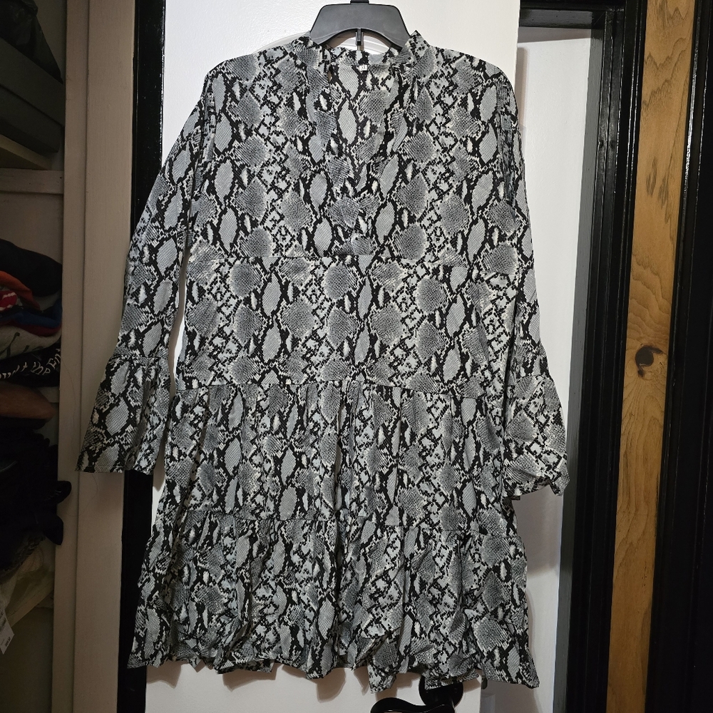 Women's Black & White Snake Printed Tiered Midi Dress Size XL